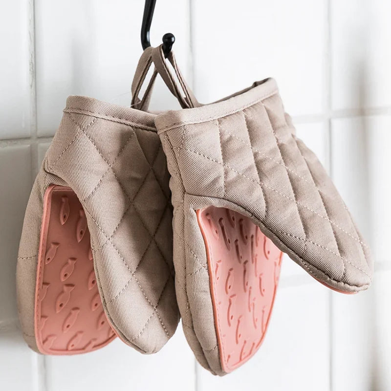 1pc Kitchen Anti scald Oven Gloves Kitchen Multi purpose Fish shaped Silicone Gloves Tray Tableware Rack Oven Gloves