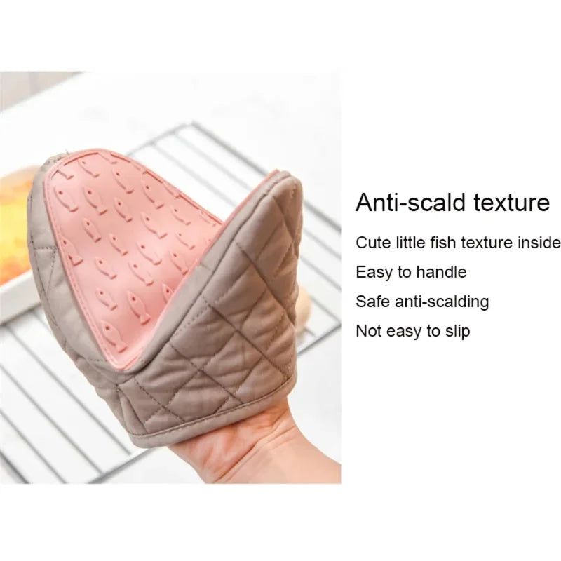1pc Kitchen Anti scald Oven Gloves Kitchen Multi purpose Fish shaped Silicone Gloves Tray Tableware Rack Oven Gloves